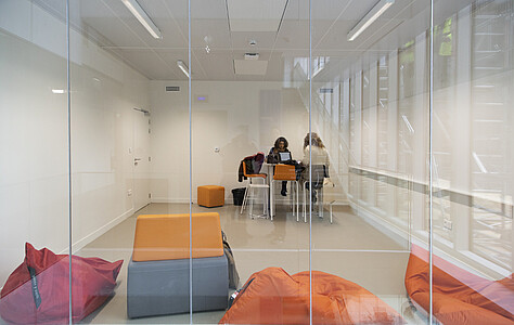 Le bâtiment est parsemé de confortables espaces de travail en groupe….